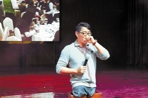 陳州現(xiàn)場獻唱，助力公益宣傳。